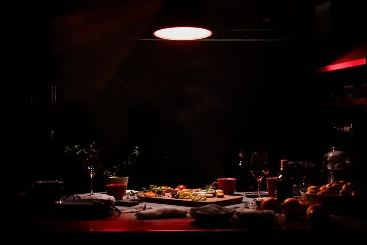 美食博主被曝人设造假，后厨摆拍全程幕后揭秘 - 51吃瓜网网址实锤配图